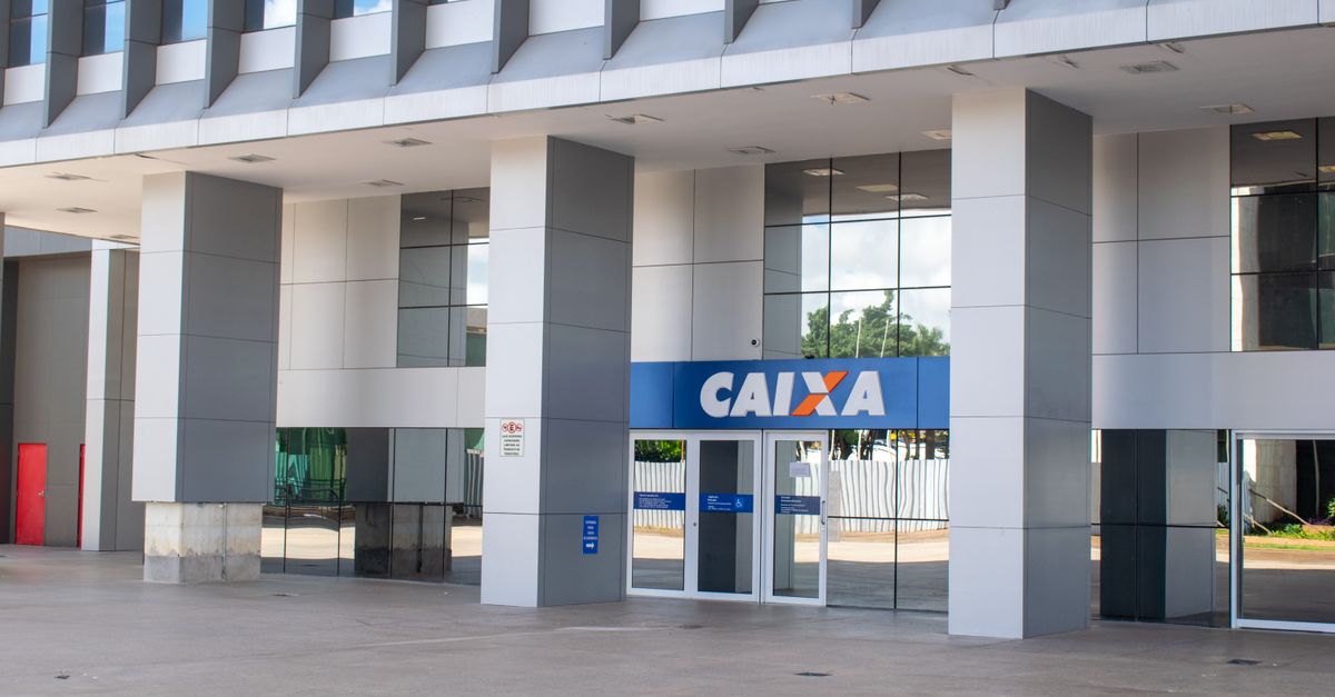 Entrance of a modern Caixa bank building in Brasília showing architectural details.